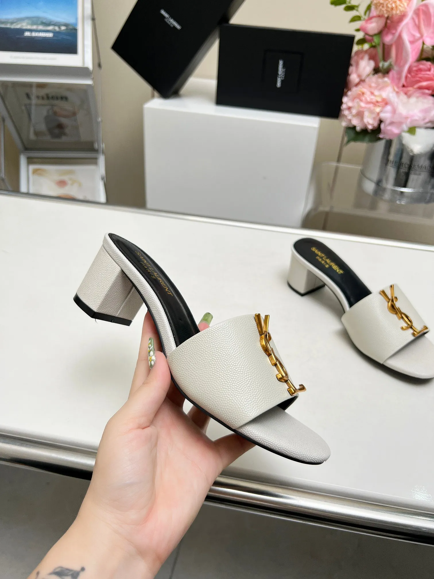 👟👟Ex-factory price 340👟👟 Genuine leather sole +30 Heel height: 5cm Fabric: Cow leather Pads: Sheep leather Size: 35-43 (42, 43 custom-made, non-returnable) [Saint Laurent] Saint Laurent 2024 counter synchronized new model, YSL-logo letter buckle decoration, high-quality and glamorous masterpiece, both temperament and fashion Classic and attractive design style, especially beautiful on the feet
